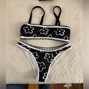 Black and white flower bikini set